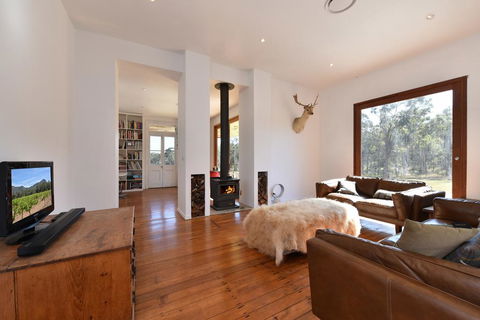 The Parson's Vineyard Retreat - Get Amongst The Vineyards In A Historic Home - ACT Tourism 0