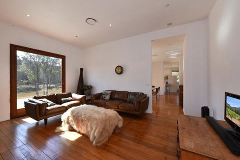 The Parson's Vineyard Retreat - Get Amongst The Vineyards In A Historic Home - ACT Tourism 2