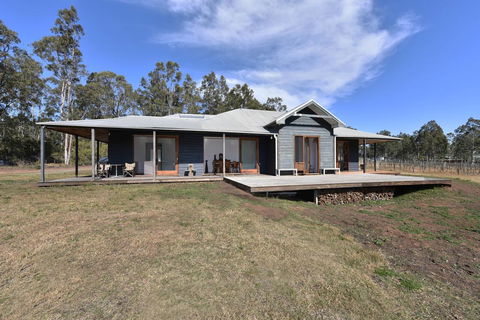 The Parson's Vineyard Retreat - Get Amongst The Vineyards In A Historic Home - ACT Tourism 3