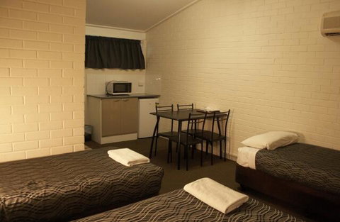 The Plains Motor Inn - ACT Tourism 3