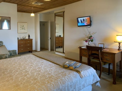 The Racecourse Inn - ACT Tourism 1