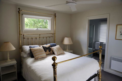 The Red Feather Inn - ACT Tourism 0