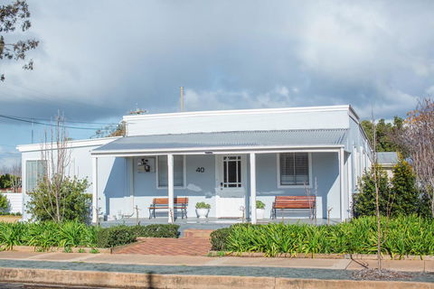 The Rested Guest 3 Bedroom Cottage West Wyalong - ACT Tourism 0