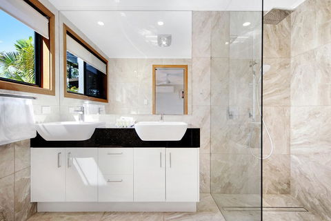 THE VIEW, TUGUN - 4 Bedrooms - Sea Views - Private Heated Pool - ACT Tourism 2