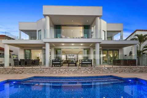 The White House GC Waterfront Home Cinema Jacuzzi Heated Pool - ACT Tourism 2