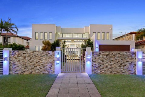 The White House GC Waterfront Home Cinema Jacuzzi Heated Pool - ACT Tourism 0