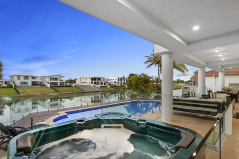 The White House GC Waterfront Home Cinema Jacuzzi Heated Pool - ACT Tourism 3