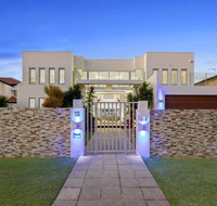 The White House GC Waterfront Home Cinema Jacuzzi Heated Pool - ACT Tourism