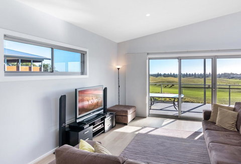 Time Away - 50 Turnberry Drive - ACT Tourism 1