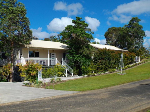 Tinaroo Sunset Retreat - ACT Tourism 0