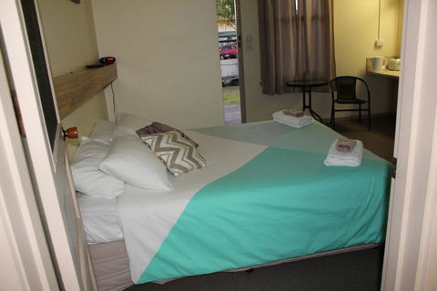 Tocumwal Hotel Motel (The Palms) - ACT Tourism 0