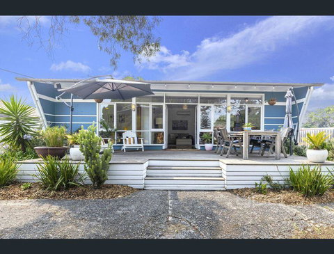 Toot Toot ! 50s Classic Beach House With Bungalow - ACT Tourism 0