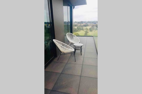 Top Floor Views, Yarraville, 2 Bedroom, 2bathroom - ACT Tourism 0