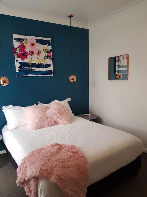 Town House Motor Inn Young - ACT Tourism 0