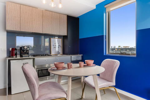 Trendy And Central One Bed Apartment With Views - ACT Tourism 3