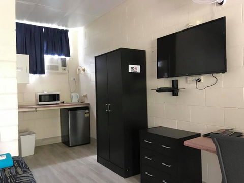 Tropical City Motor Inn - ACT Tourism 1