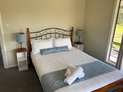 Twin Trees Country Cottages - ACT Tourism 2