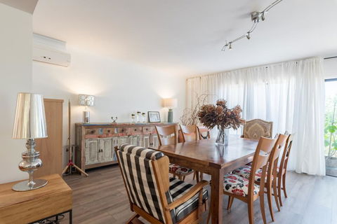 ULTRA SPACIOUS STYLISH HOME IN PRESTONS - SYDNEY - ACT Tourism 1