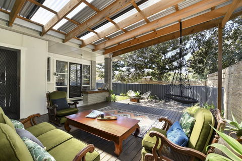 UMINA BEACH KOKOMO- Walk To The Beach, FAMILY And PET FRIENDLY Set Of 3 Vintage Original Holiday Flats & Vintage Caravan And Bat - ACT Tourism 2