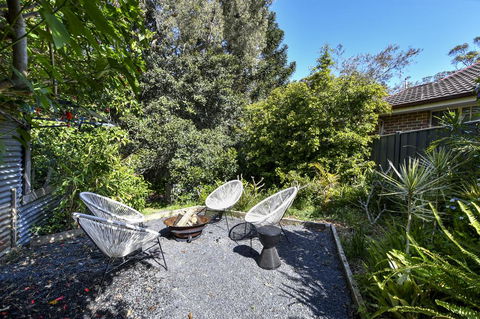 UMINA BEACH KOKOMO- Walk To The Beach, FAMILY And PET FRIENDLY Set Of 3 Vintage Original Holiday Flats & Vintage Caravan And Bat - ACT Tourism 3