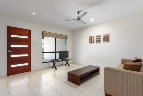 Unit 2 Rainbow Surf - Modern, Double Storey Townhouse With Large Shared Pool, Close To Beach And Shops - ACT Tourism 2