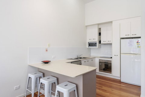 Unit 2 Rainbow Surf - Modern, Double Storey Townhouse With Large Shared Pool, Close To Beach And Shops - ACT Tourism 1