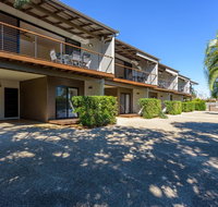 Unit 2 Rainbow Surf - Modern double storey townhouse with large shared pool close to beach and shops - ACT Tourism