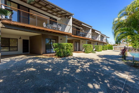 Unit 2 Rainbow Surf - Modern, Double Storey Townhouse With Large Shared Pool, Close To Beach And Shops - ACT Tourism 0