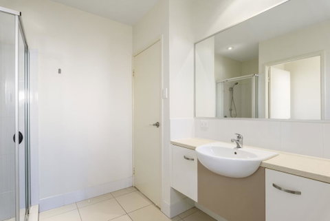 Unit 2 Rainbow Surf - Modern, Double Storey Townhouse With Large Shared Pool, Close To Beach And Shops - ACT Tourism 3