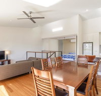 Unit 5 Rainbow Surf - Modern double storey townhouse with large shared pool close to beach and shop - ACT Tourism