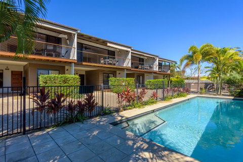 Unit 5 Rainbow Surf - Modern, Double Storey Townhouse With Large Shared Pool, Close To Beach And Shop - ACT Tourism 2