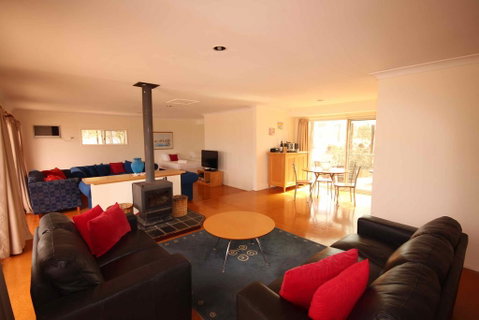 Verona Vineyard Cottage - ACT Tourism 3