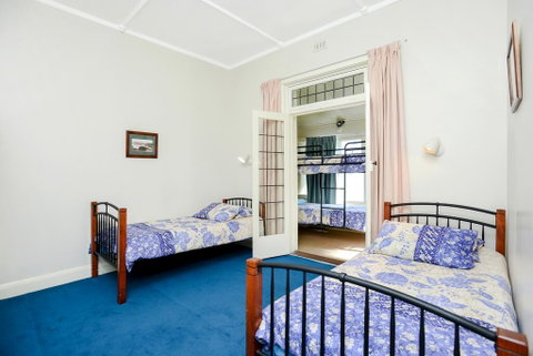 Victor Harbor Beachfront Bliss + WiFi - ACT Tourism 3