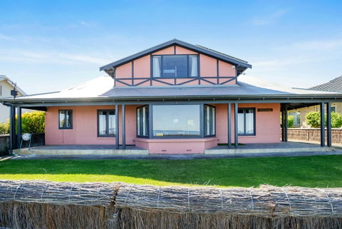Victor Harbor Beachfront Bliss + WiFi - ACT Tourism 1