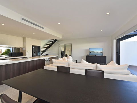 Villa Capri Waterside At Trinity Point - ACT Tourism 3