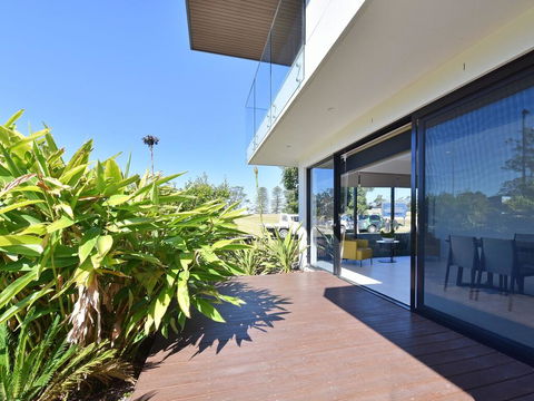 Villa Sorrento Waterside At Trinity Point - ACT Tourism 2