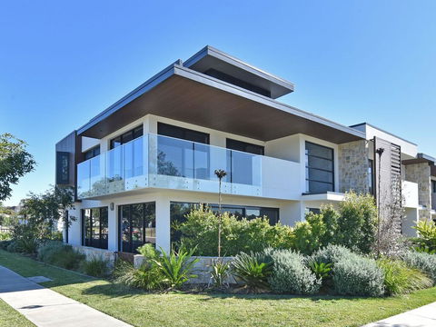 Villa Sorrento Waterside At Trinity Point - ACT Tourism 0