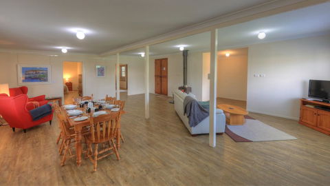 Village Stays Coldstream Gallery Bungalow - ACT Tourism 0