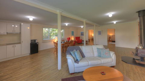 Village Stays Coldstream Gallery Bungalow - ACT Tourism 3