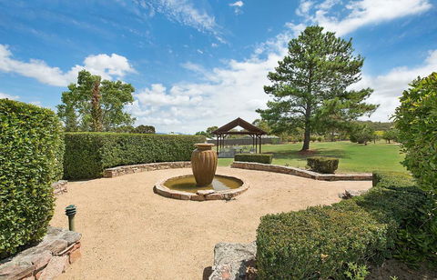 Vineyard Cottages - ACT Tourism 1