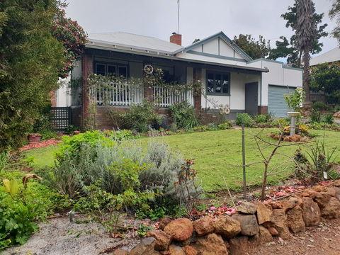 Walnut Cottage - 2 Bedroom Pet Friendly Country Cottage - ACT Tourism 0