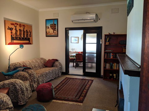 Walnut Cottage - 2 Bedroom Pet Friendly Country Cottage - ACT Tourism 3
