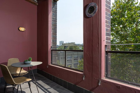 Warehouse Apartment With Balcony In Trendy Area - ACT Tourism 3