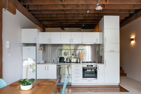 Warehouse Apartment With Balcony In Trendy Area - ACT Tourism 2