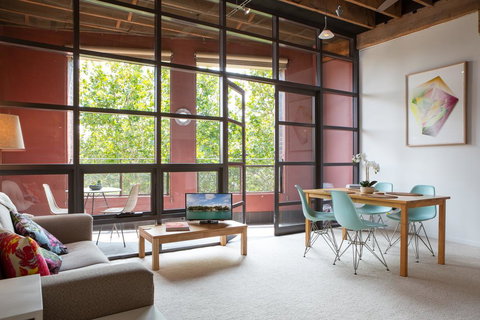 Warehouse Apartment With Balcony In Trendy Area - ACT Tourism 0