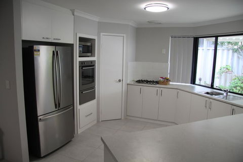 Warnbro Beach Family Accommodation - ACT Tourism 1
