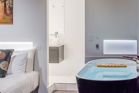 Waterfall Springs Retreat - ACT Tourism 0