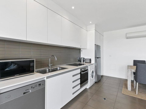 WATERFRONT SEVEN - In The Heart Of Lorne - ACT Tourism 1
