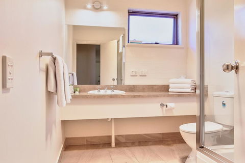 Blazing Stump Motel & Suites - ACT Tourism 5