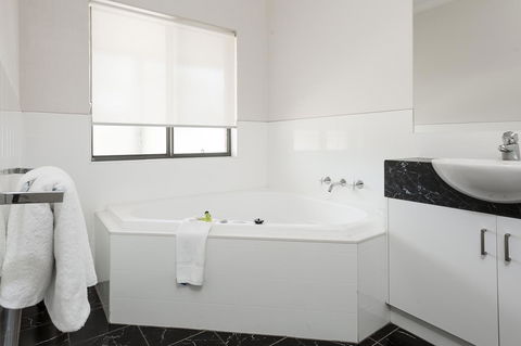 Blazing Stump Motel & Suites - ACT Tourism 33